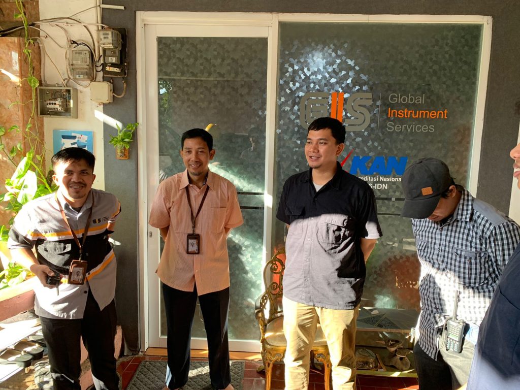 Tim teknisi & karyawan Lab Global Instrument Services (GIS) sedang berkumpul