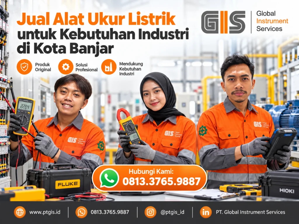 Teknisi industri menggunakan alat ukur listrik untuk pemeriksaan panel dan peralatan kelistrikan.