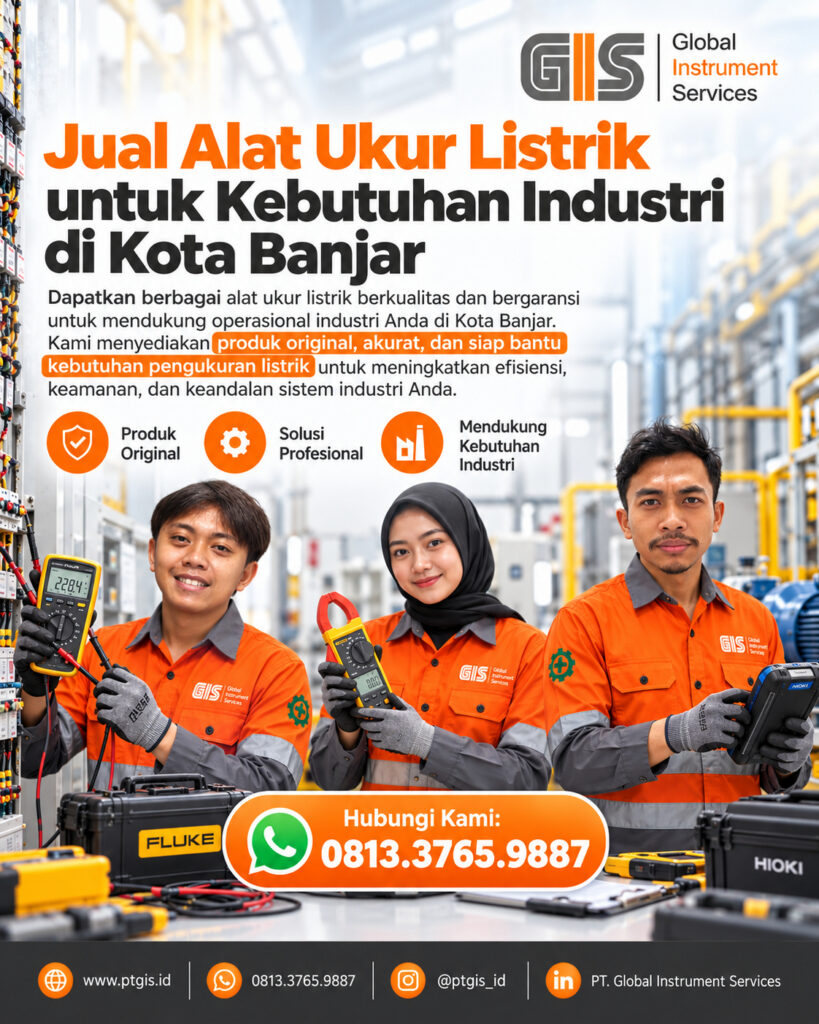 Teknisi industri menggunakan alat ukur listrik untuk pemeriksaan panel dan peralatan kelistrikan.