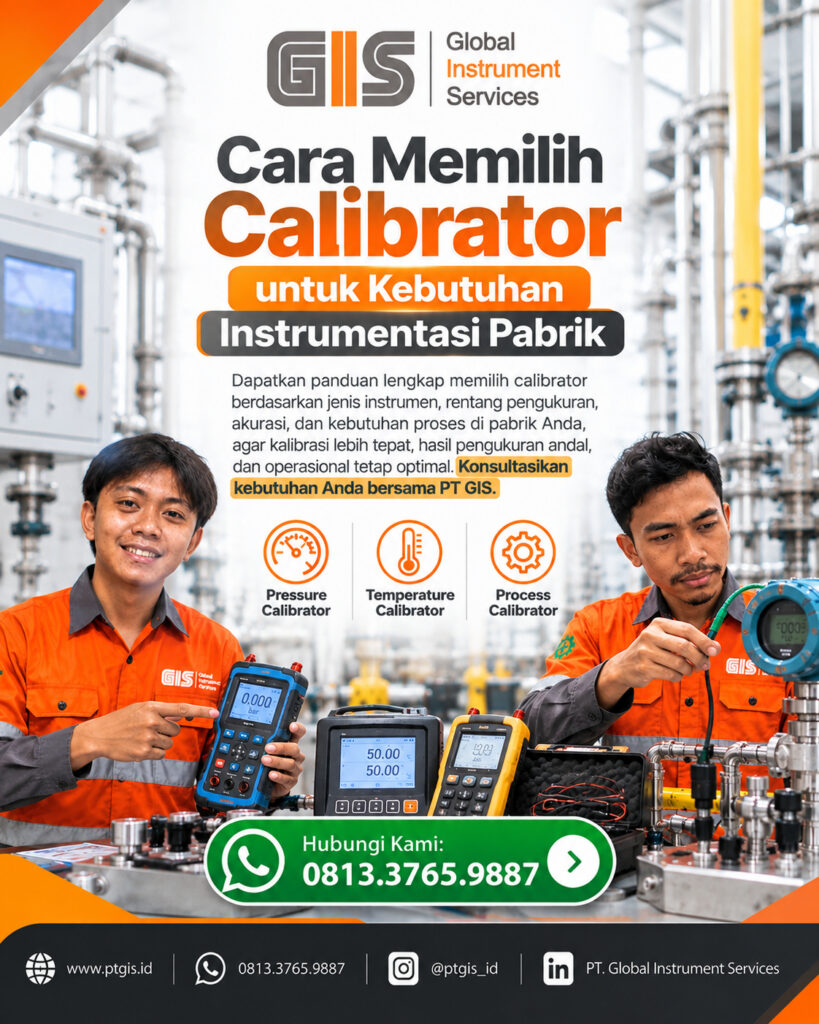 Teknisi instrumentasi memilih calibrator untuk pemeriksaan instrumen tekanan dan temperatur di pabrik.