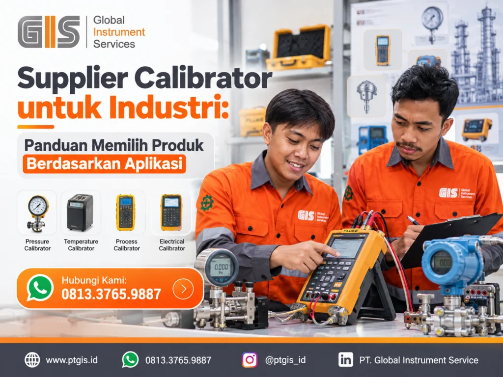 Teknisi menggunakan calibrator untuk memeriksa instrumen pengukuran industri