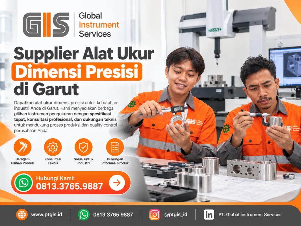 Teknisi menggunakan alat ukur dimensi untuk memeriksa komponen presisi dalam proses quality control industri.