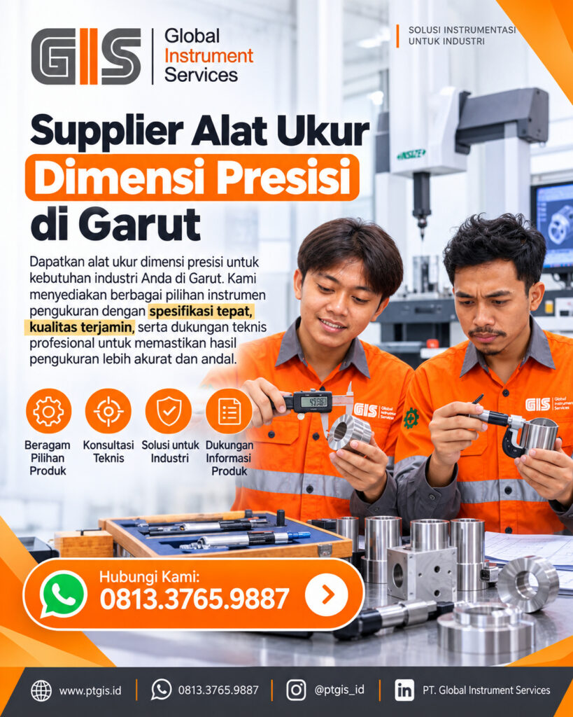Teknisi menggunakan alat ukur dimensi untuk memeriksa komponen presisi dalam proses quality control industri.