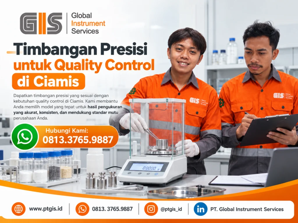 Teknisi menggunakan timbangan presisi untuk menimbang sampel dalam proses quality control