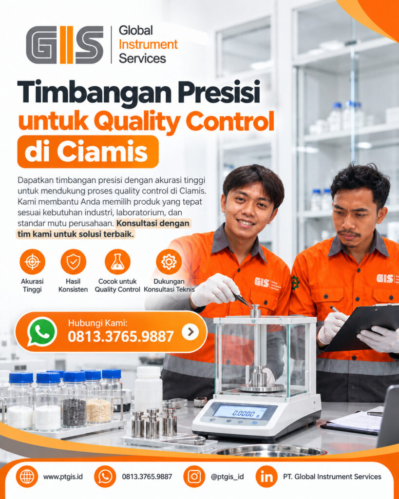 Teknisi menggunakan timbangan presisi untuk menimbang sampel dalam proses quality control